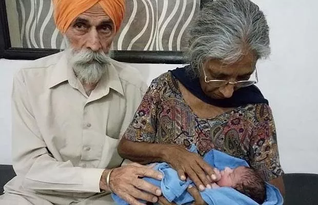 Una mujer india de 70 años da a luz a su primer hijo