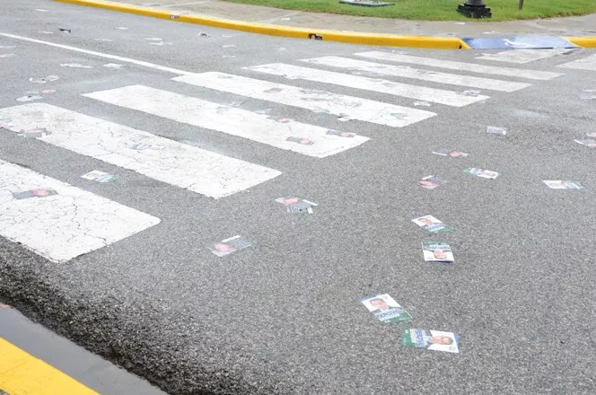 Avioneta lanza cientos de volantes de Pércival Peña en Palacio Nacional