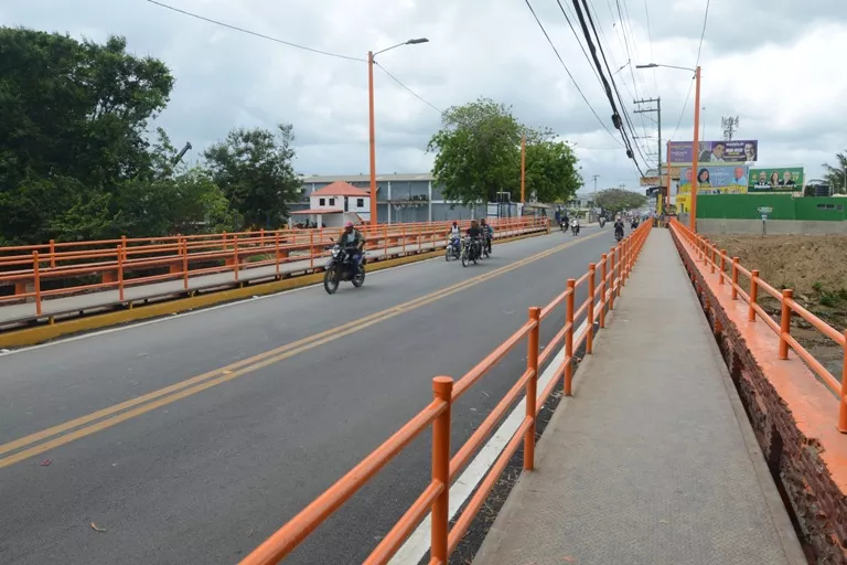 Obras Públicas entrega  puente y calles en La Altagracia