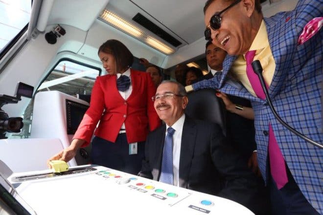 Presidente Medina conduce tren línea IIB del Metro de Santo Domingo