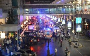 Dos explosiones en aeropuerto de Estambul dejan al menos 28 muertos y 60 heridos