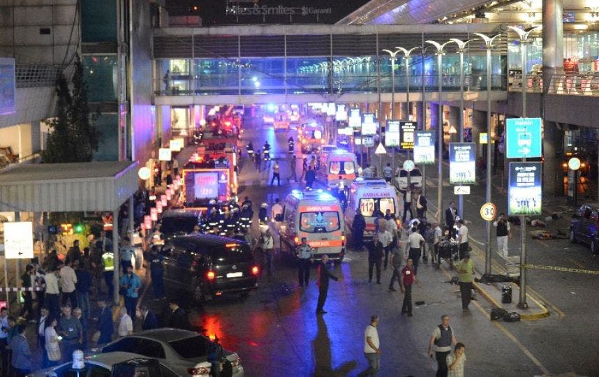 Dos explosiones en aeropuerto de Estambul dejan al menos 28 muertos y 60 heridos