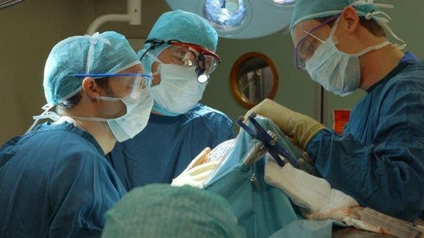 Médicos de EU extraen tumor a bebé cuando aún estaba unida a la placenta