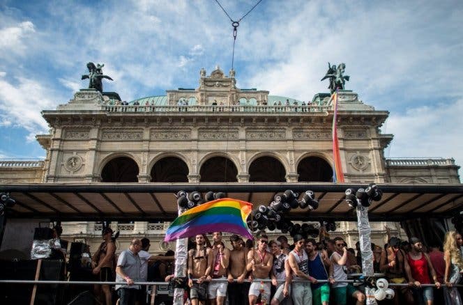 La marcha gay de Viena se convierte en homenaje a las víctimas de Orlando