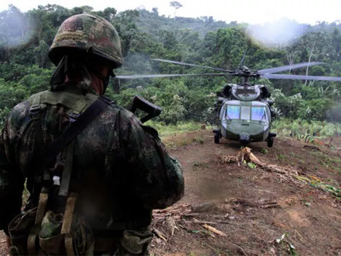 Mueren 17 militares en accidente de helicóptero en Colombia