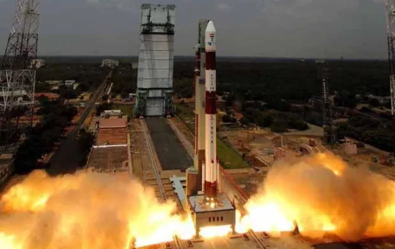 India incide en carrera espacial