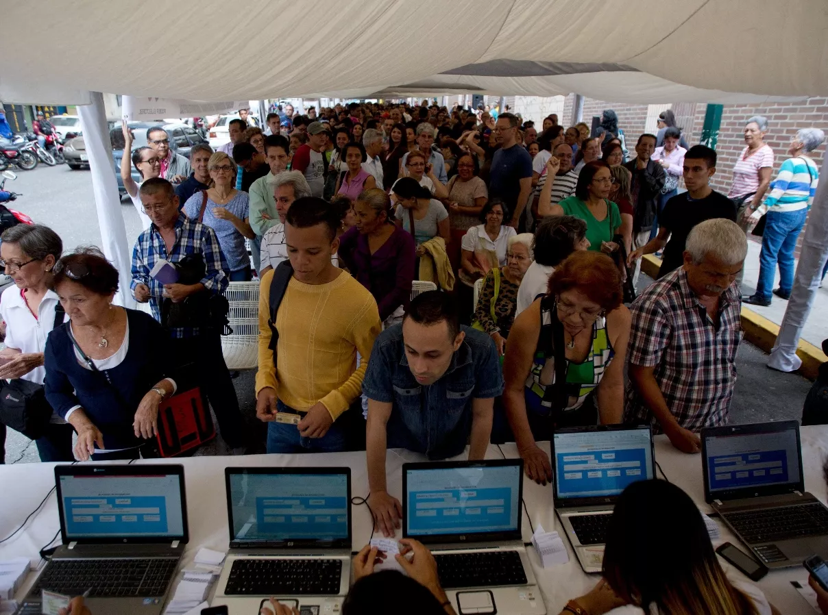 Venezolanos validan firmas de revocatorio