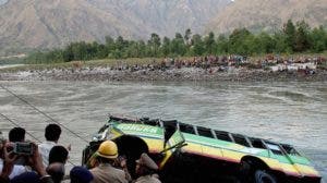 Al menos 3 muertos y 15 heridos tras caída de autobús en los Andes de Perú