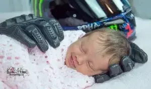 Niño es fotografiado dormido entre los guantes de su padre fallecido