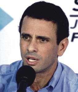 Capriles dice Maduro busca comprar tiempo con diálogo para evitar revocatorio