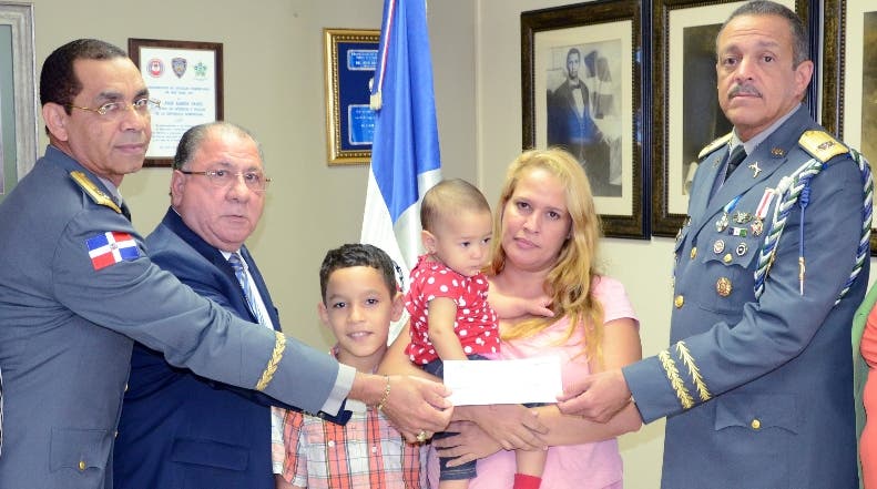 Familia recibe cheque