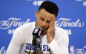 Stephen Curry responde preguntas con el dolor de la derrota.