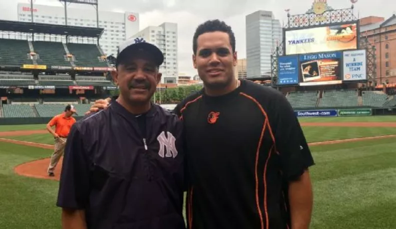 Tony Peña  alegre con hijo Francisco