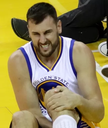 Andrew Bogut está fuera para el resto de las finales NBA