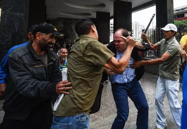 Golpean a diputados opositores durante protesta por revocatorio en Venezuela