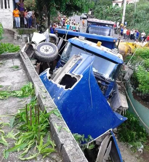 Camión sin frenos choca dos camionetas y deja un muerto y tres heridos en Altamira