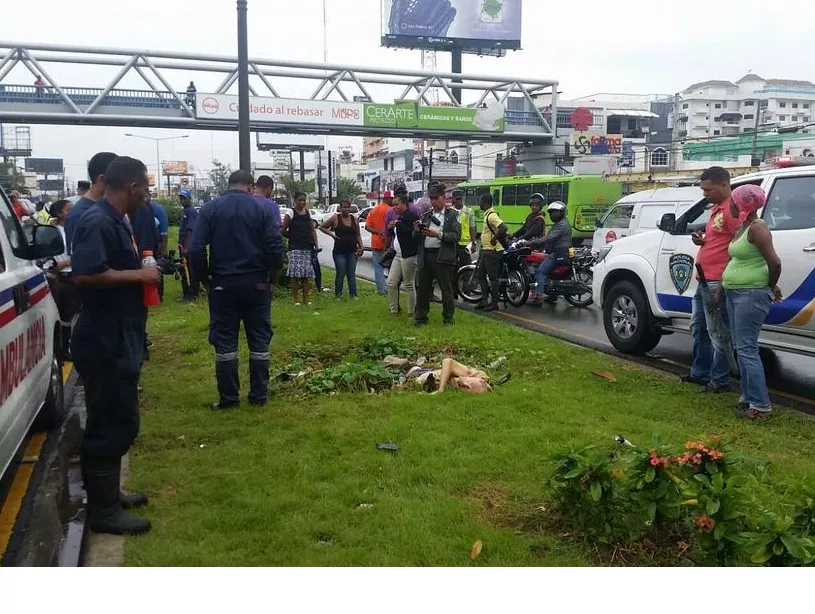 Hallan cadáver de hombre en la isleta de avenida 27 de Febrero