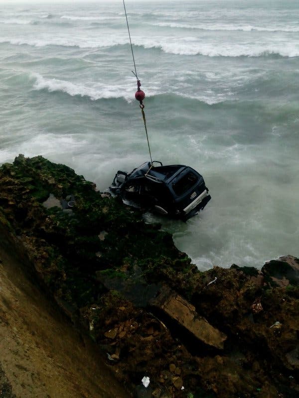 Hombre muere tras perder control de vehículo y precipitarse al mar
