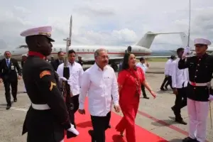 Tras llegar a Panamá Danilo Medina felicita panameños por ampliación del canal