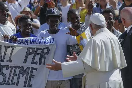 Papa Francisco invita a refugiados a escena en audiencia semanal