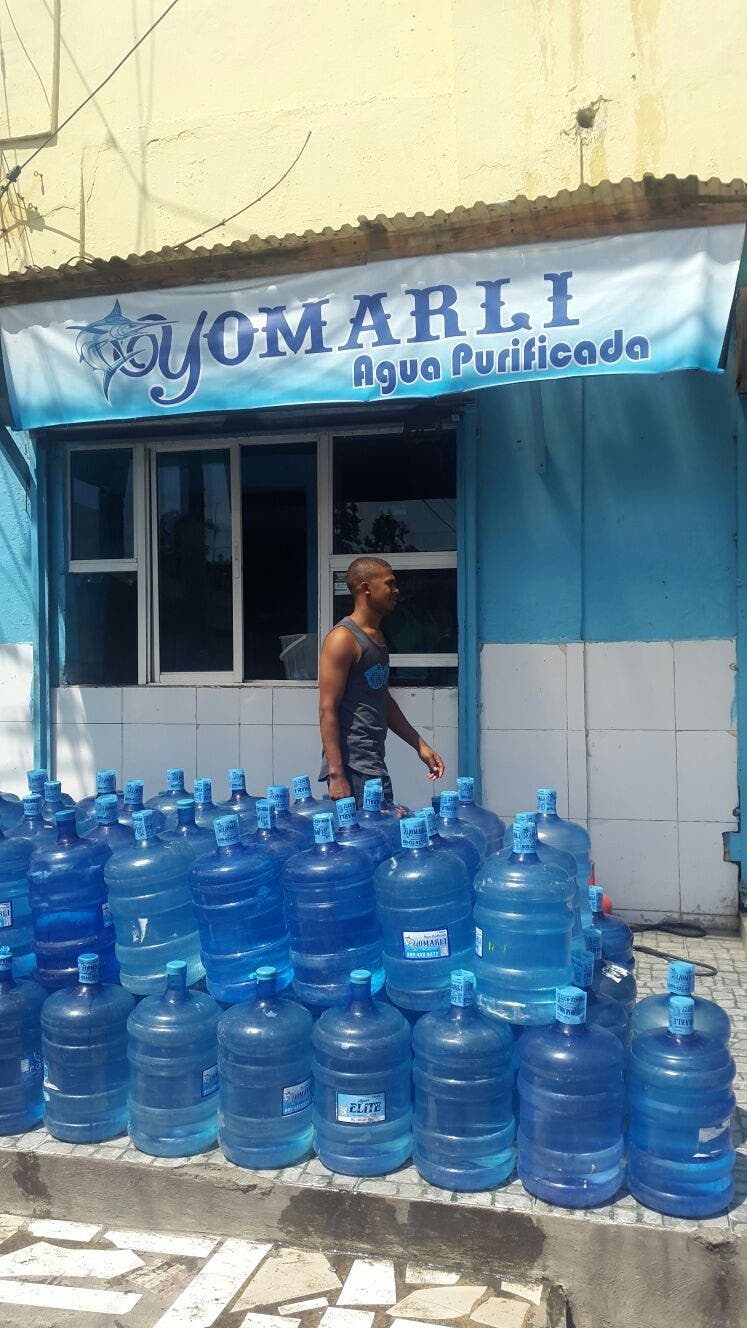 Salud Pública clausura envasadora de agua Yomarli en Los Mina