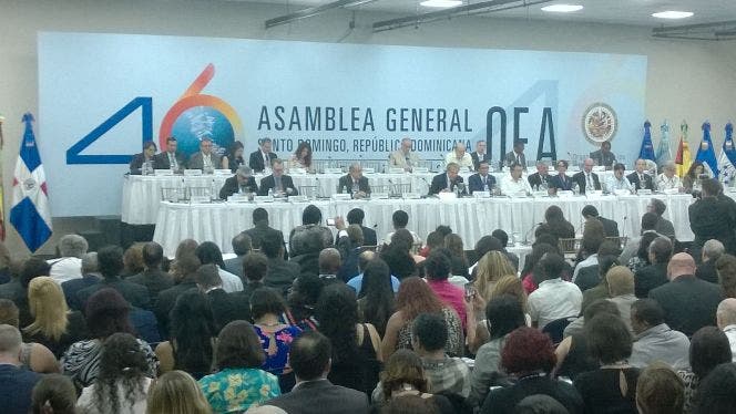 Grupos que defienden la familia y comunidad LGBT «chocan» en Asamblea OEA