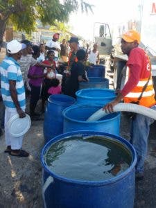 Obras Públicas distribuye 205 mil galones de agua en Barahona, Baní y Villa Altagracia