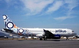 Mujer quema varias mantas durante un vuelo de JetBlue