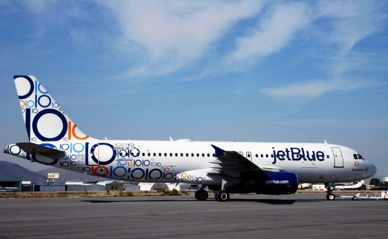 Pasajeros de JetBlue se quejan por lentitud en el proceso de chequeo y retrasos en vuelo