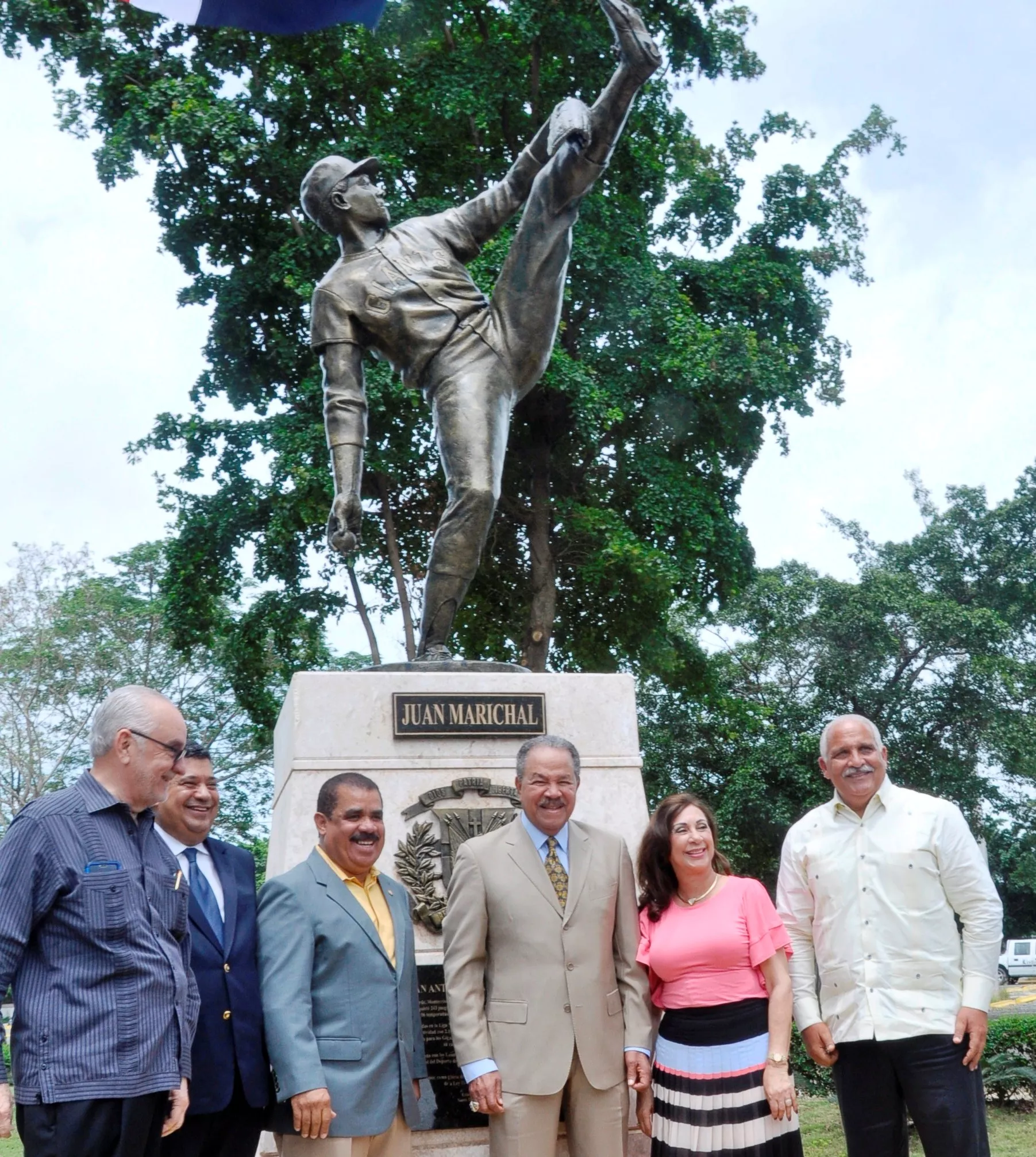 Estatua de Juan Marichal es develizada en el Estadio Quisqueya