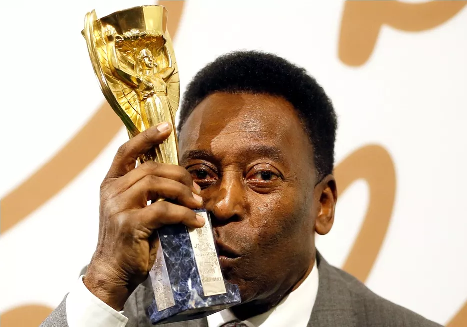 Pelé vende sus trofeos: 