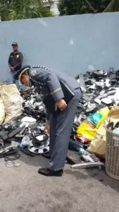 Policía apresa dos personas y recupera cientos de accesorios para vehículos