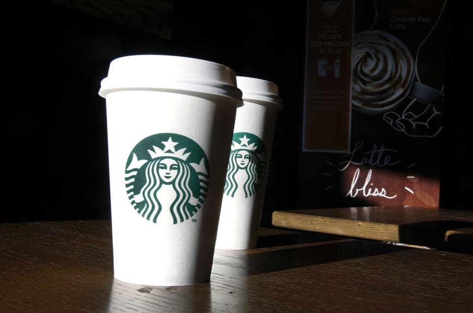 Un juez de EEUU permite demandar a Starbucks por “llenar a medias” los cafés