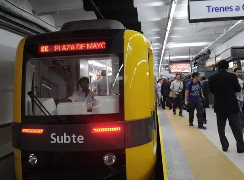 Acoso sexual: Proponen vagones para mujeres en metro de Buenos Aires