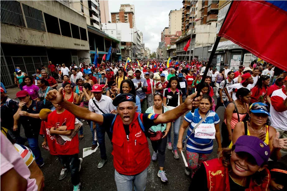 OEA trata crisis en Venezuela, miles marchan en Caracas en apoyo a Maduro