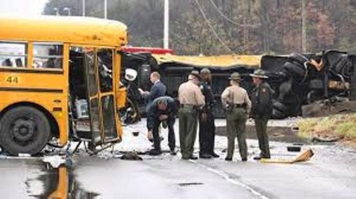 Mueren ocho niños al chocar una camioneta escolar con un autobús en la India