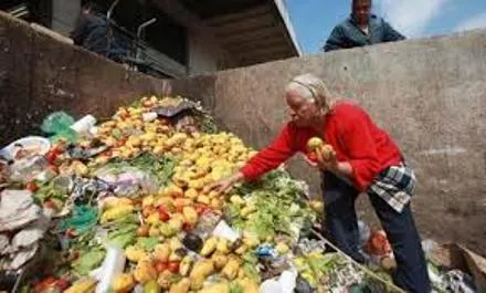 Ante la crisis, venezolanos buscan comida en basureros