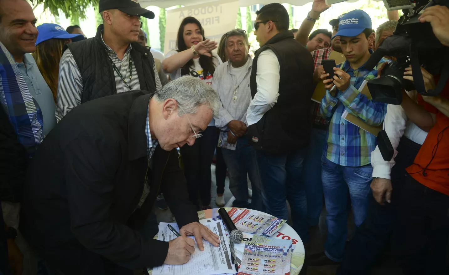 Expresidente Uribe recoge firmas en contra de acuerdos de paz con las FARC