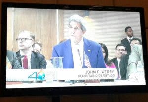 Kerry llama gobierno venezolano a iniciar un referéndum revocatorio