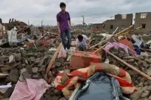 Aumenta a 98 muertos y 800 heridos cifra de víctimas por tornado de China