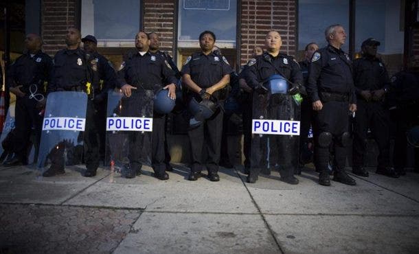 Retiran cargos contra tres policías por la muerte de un joven negro en EE.UU