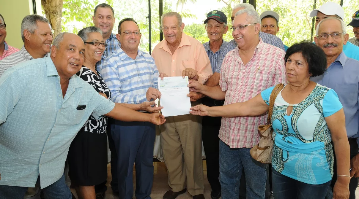 Agricultura entrega fondos a ganaderos