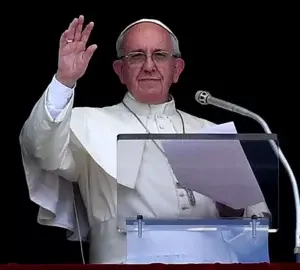 El papa dice que sustituir a Dios por la riqueza es como hacer un autogol