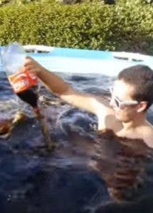 Joven se baña en piscina llena de Coca-Cola