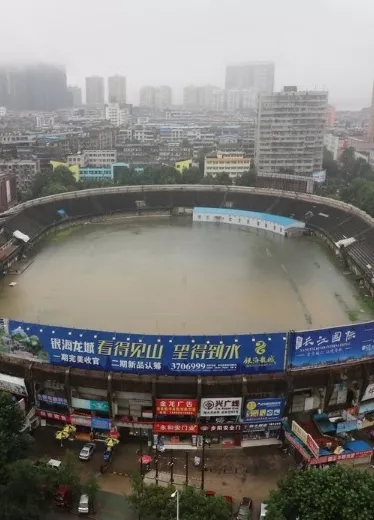 Estadio se inunda y se convierte en una alberca