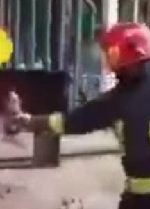 Bombero apaga fuego con una Coca-Cola