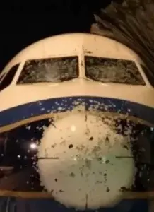 Lluvia de granizos hace hoyos avión que aterrizaba