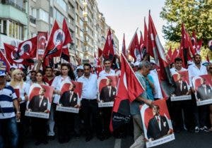 Los turcos hacen marcha contra el golpe en el país