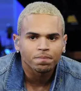 Chris Brown agarra mujer de forma violenta