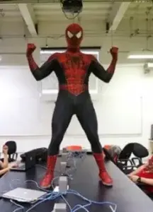 Da clase en su aula vestido de “Spiderman”